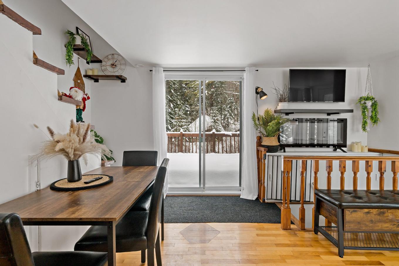 Dining room - 352 Ch. Du Lac-Rossignol, Lac-Supérieur, QC - Indoor Photo Showing Other Room