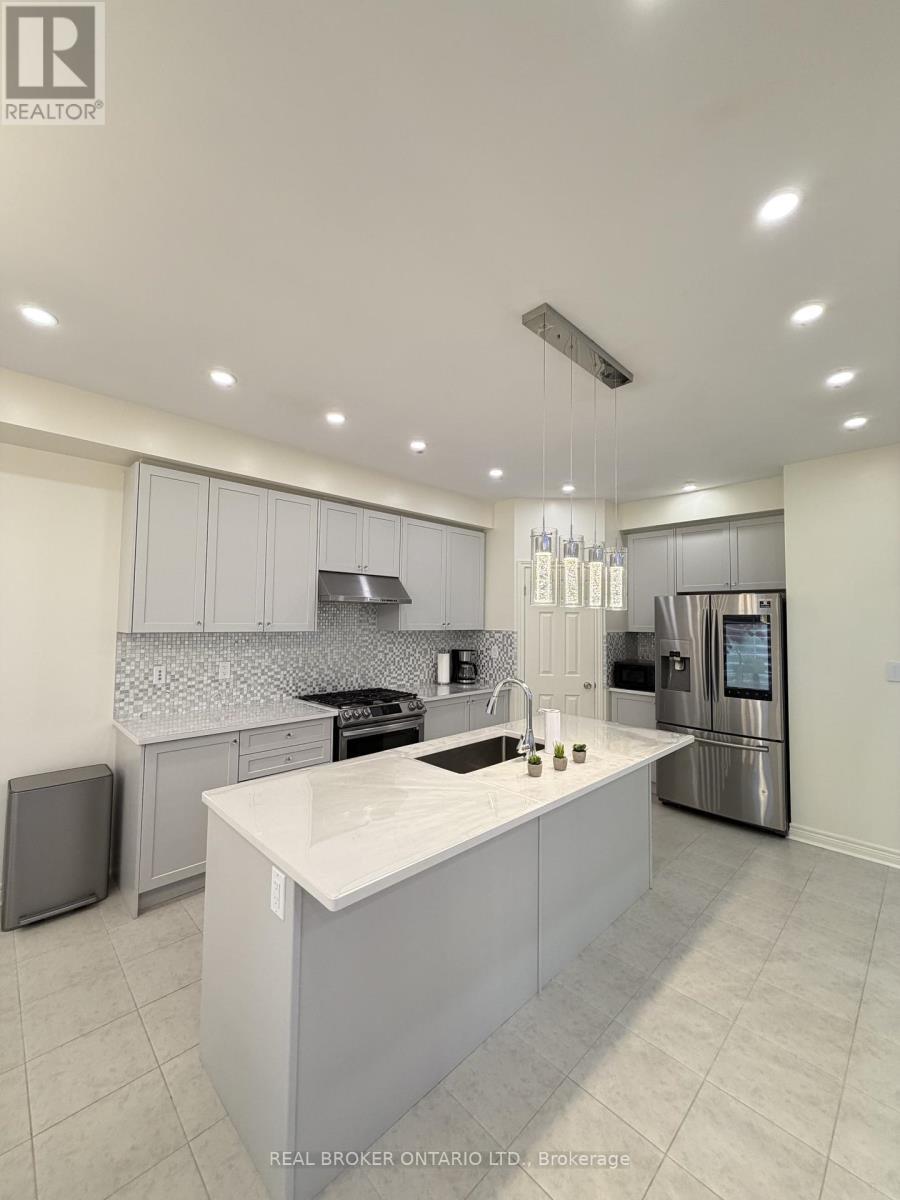 1207 Drinkle Crescent, Oshawa, ON - Indoor Photo Showing Kitchen With Upgraded Kitchen