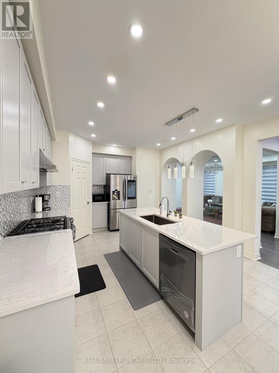 1207 Drinkle Crescent, Oshawa, ON - Indoor Photo Showing Kitchen