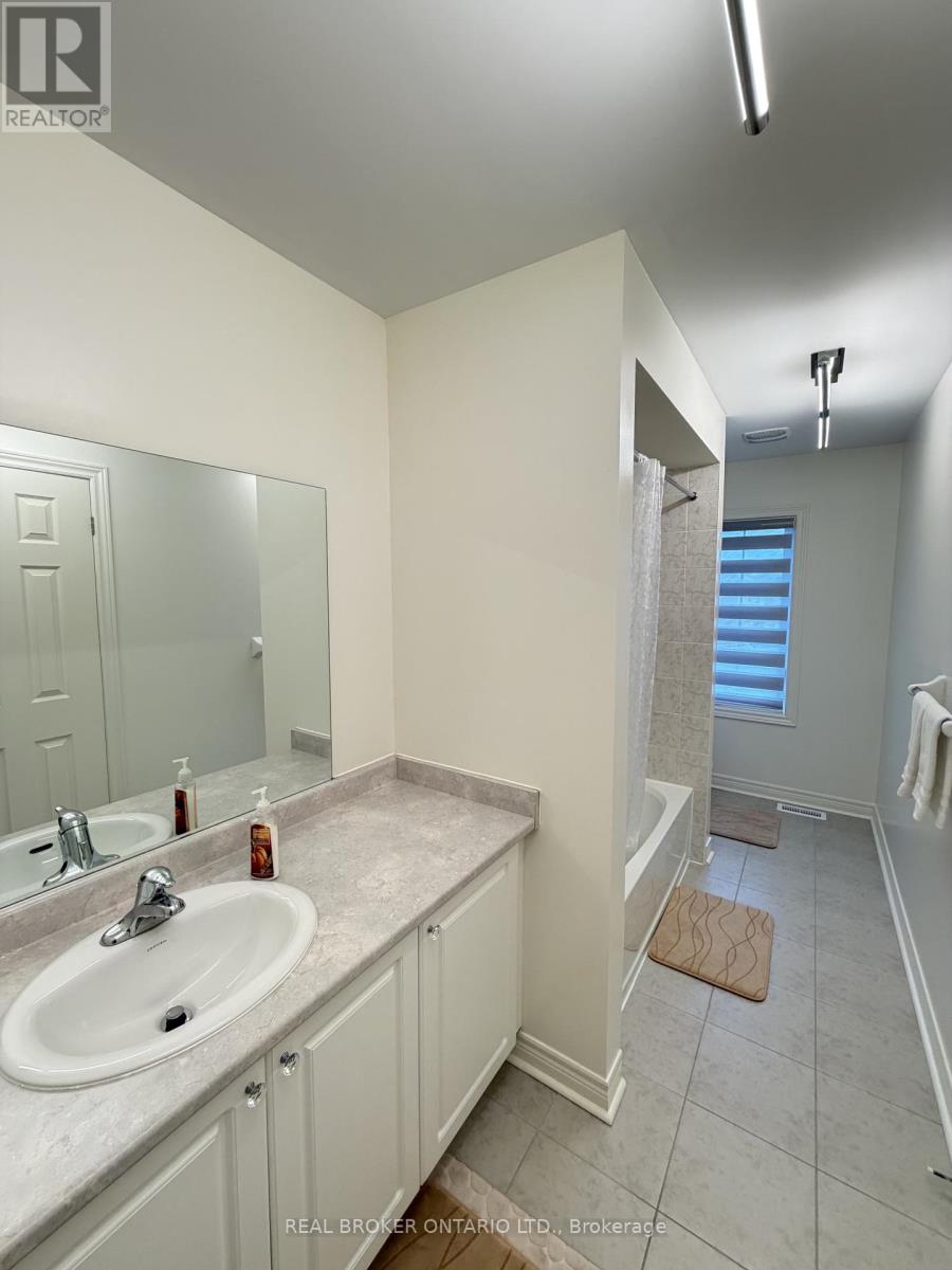 1207 Drinkle Crescent, Oshawa, ON - Indoor Photo Showing Bathroom
