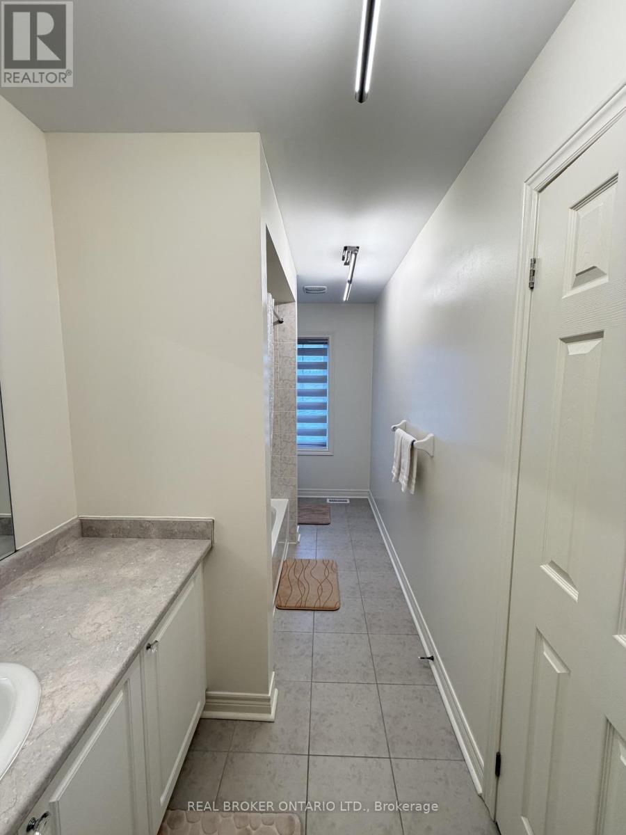 1207 Drinkle Crescent, Oshawa, ON - Indoor Photo Showing Other Room