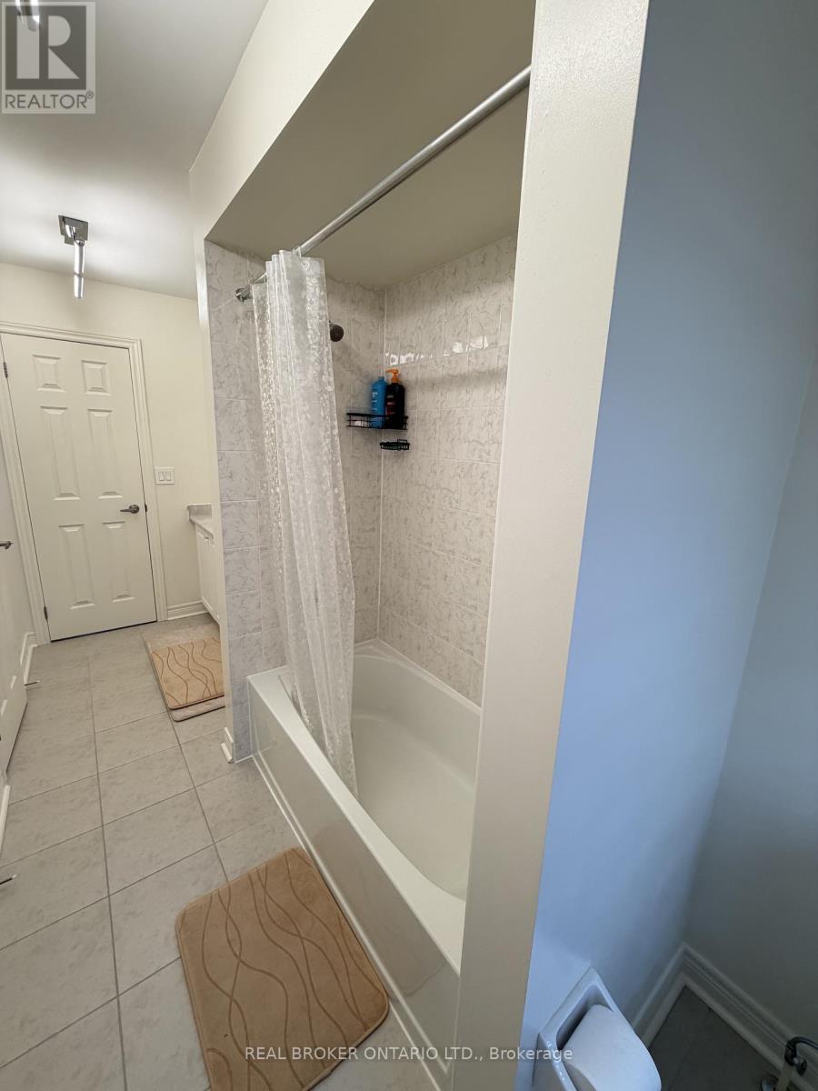 1207 Drinkle Crescent, Oshawa, ON - Indoor Photo Showing Bathroom