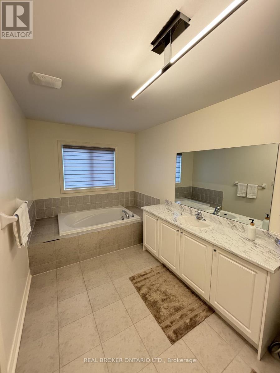 1207 Drinkle Crescent, Oshawa, ON - Indoor Photo Showing Bathroom