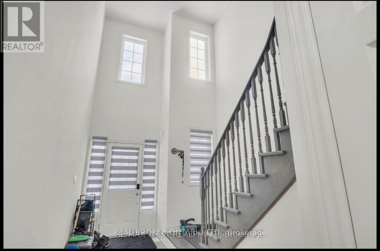 1207 Drinkle Crescent, Oshawa, ON - Indoor Photo Showing Other Room