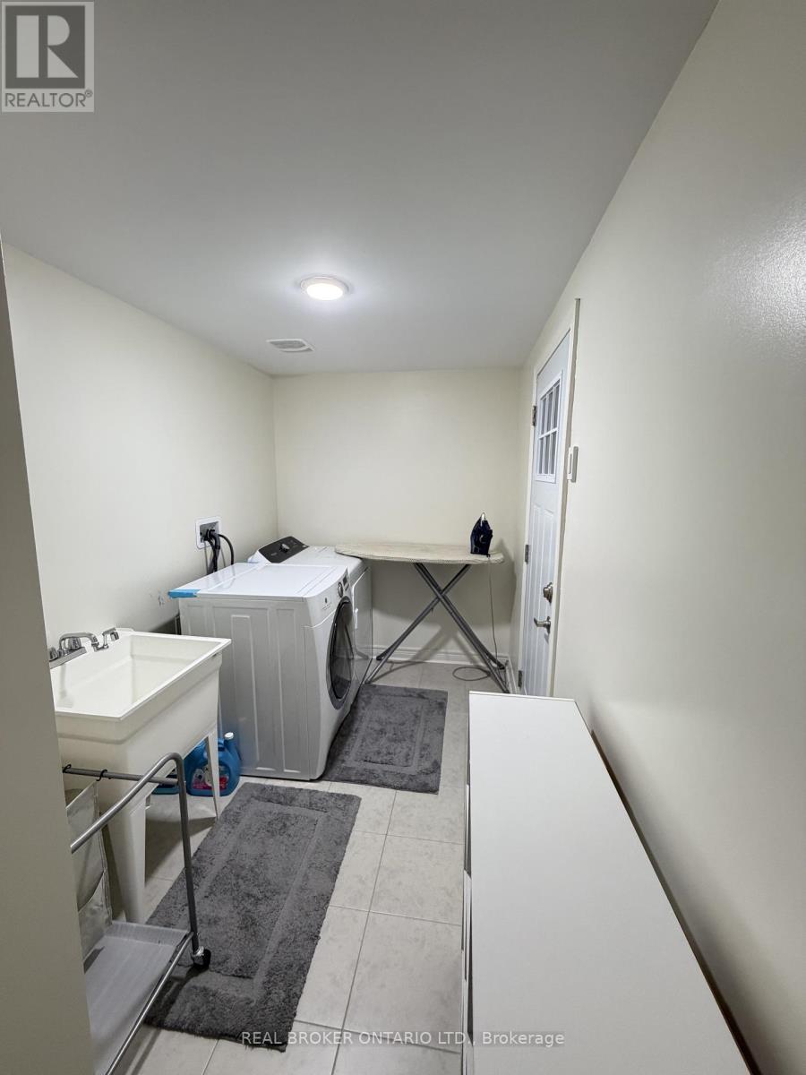 1207 Drinkle Crescent, Oshawa, ON - Indoor Photo Showing Other Room