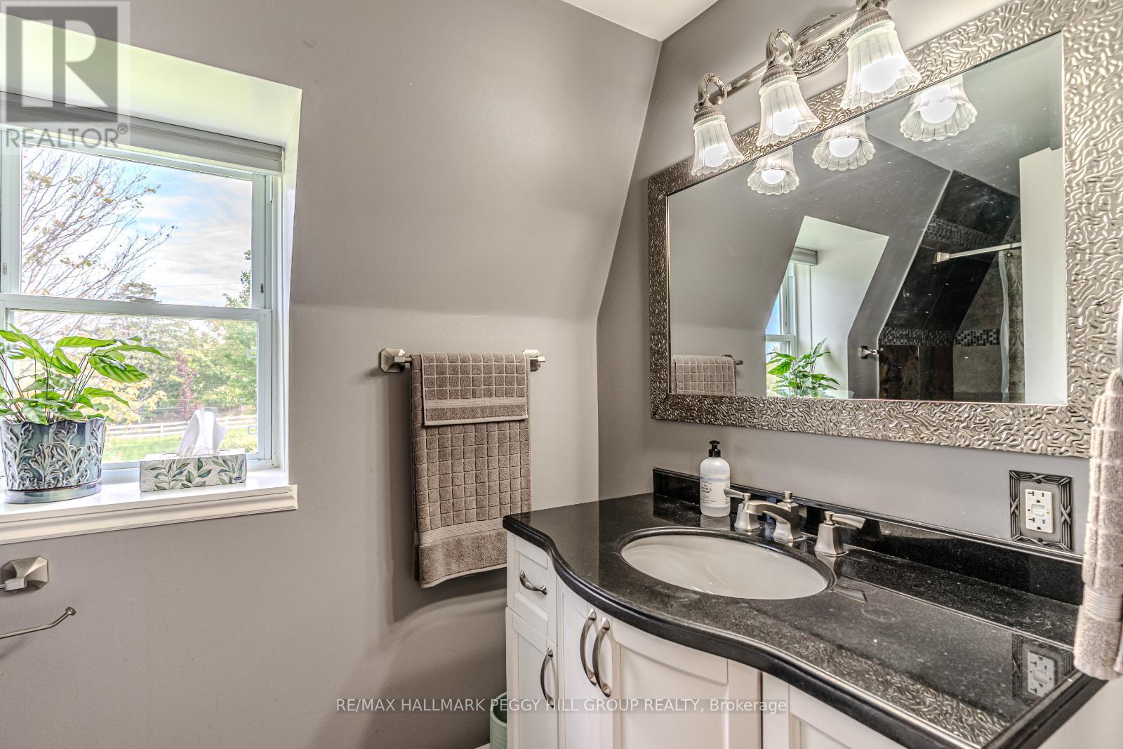 8064 9Th Line, Essa, ON - Indoor Photo Showing Bathroom