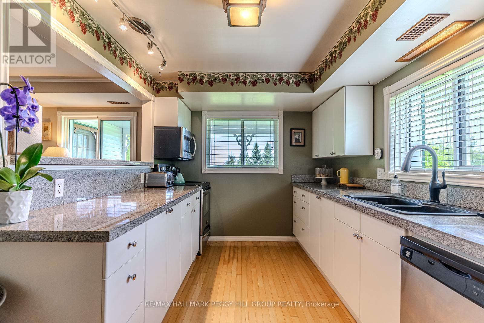 8064 9Th Line, Essa, ON - Indoor Photo Showing Kitchen With Double Sink