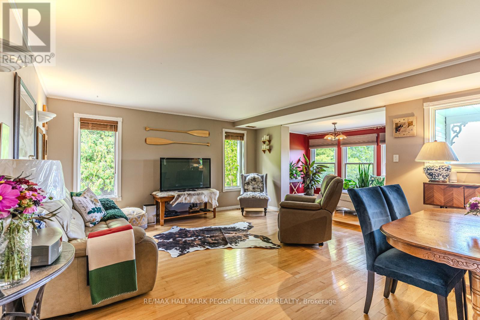 8064 9Th Line, Essa, ON - Indoor Photo Showing Living Room