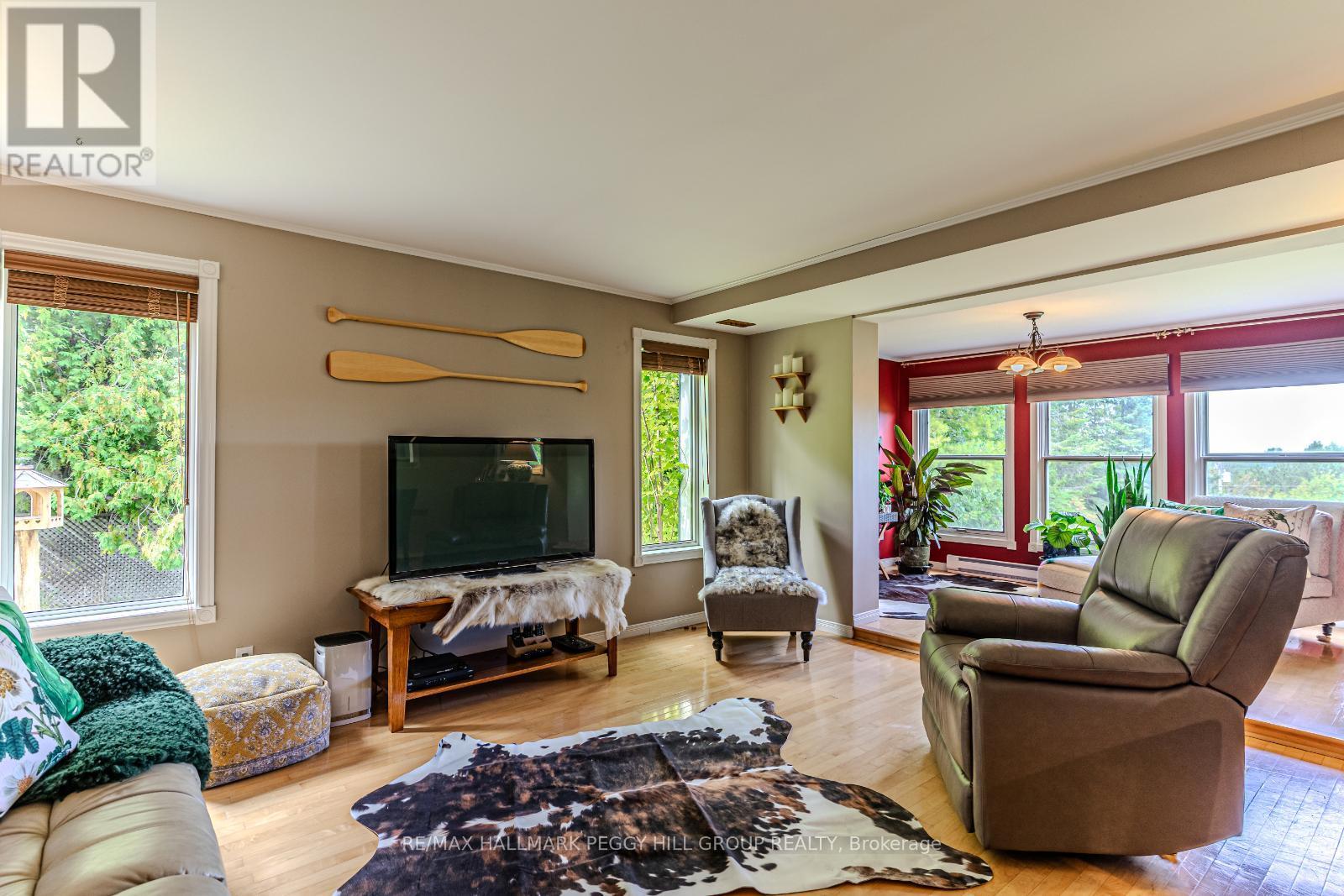 8064 9Th Line, Essa, ON - Indoor Photo Showing Living Room