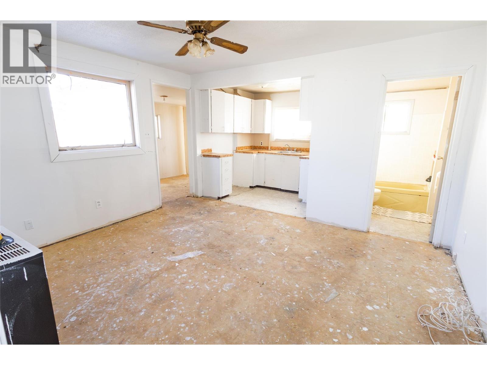 404 99 Avenue, Dawson Creek, BC - Indoor Photo Showing Kitchen