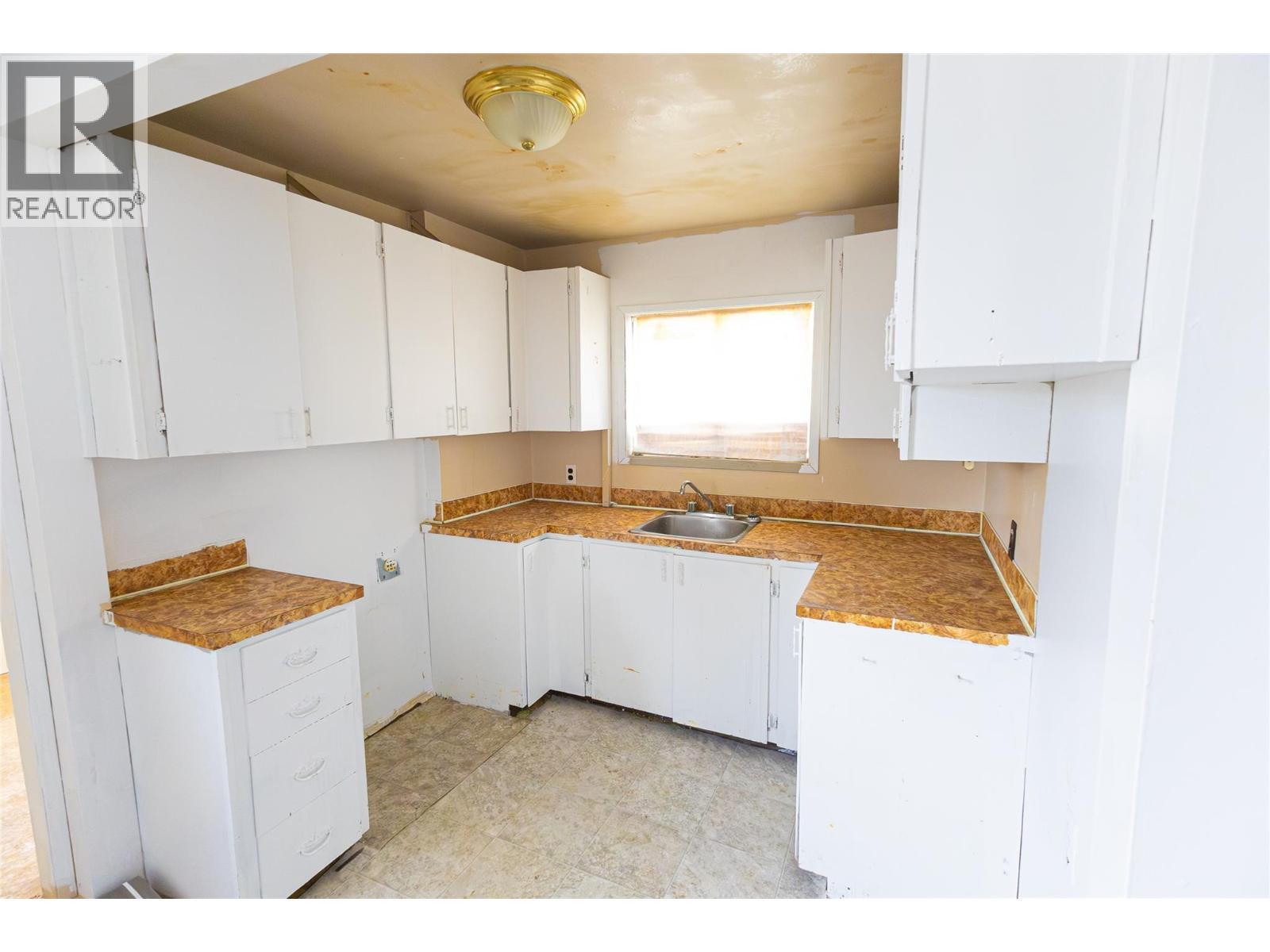 404 99 Avenue, Dawson Creek, BC - Indoor Photo Showing Kitchen