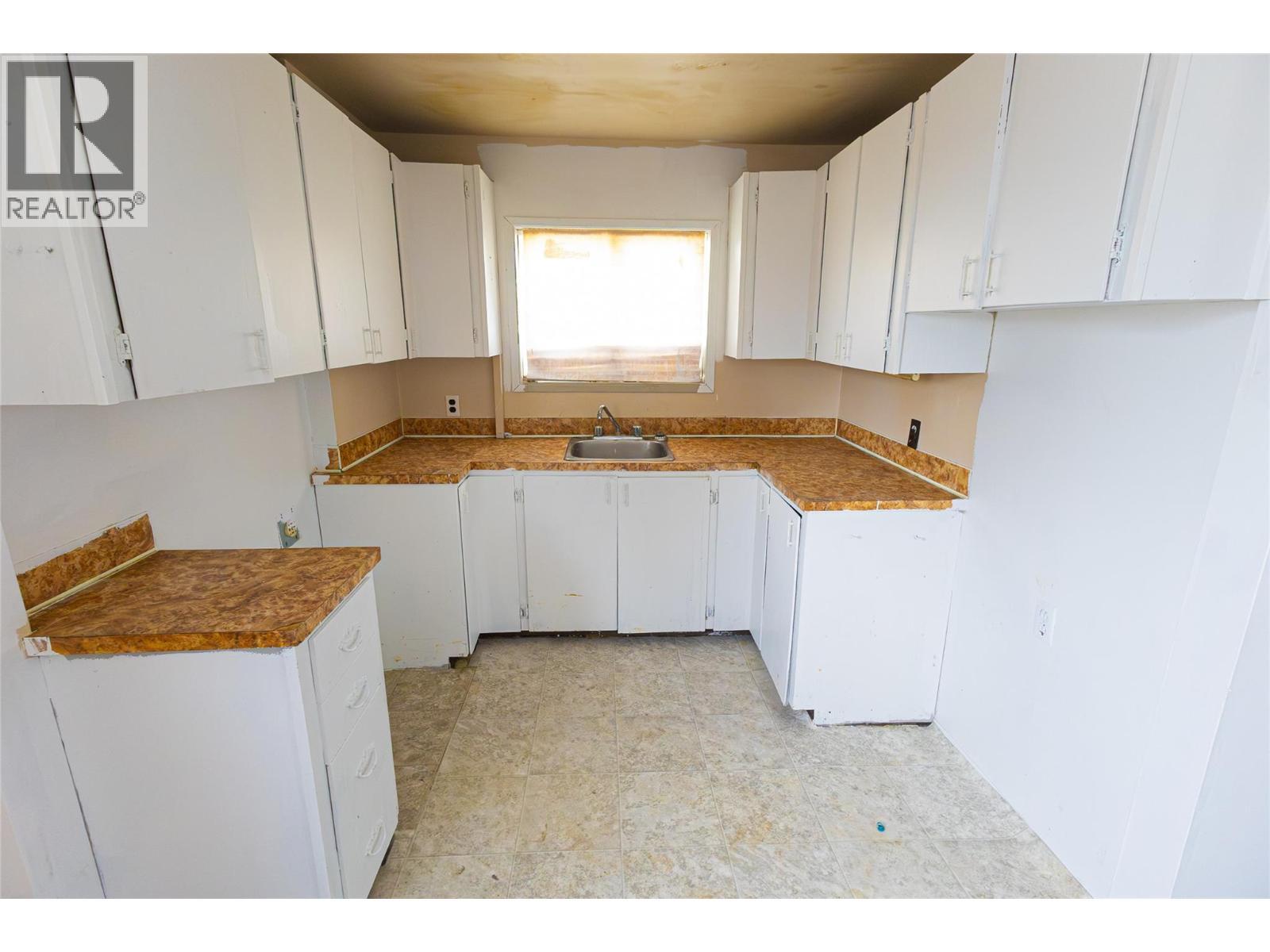 404 99 Avenue, Dawson Creek, BC - Indoor Photo Showing Kitchen