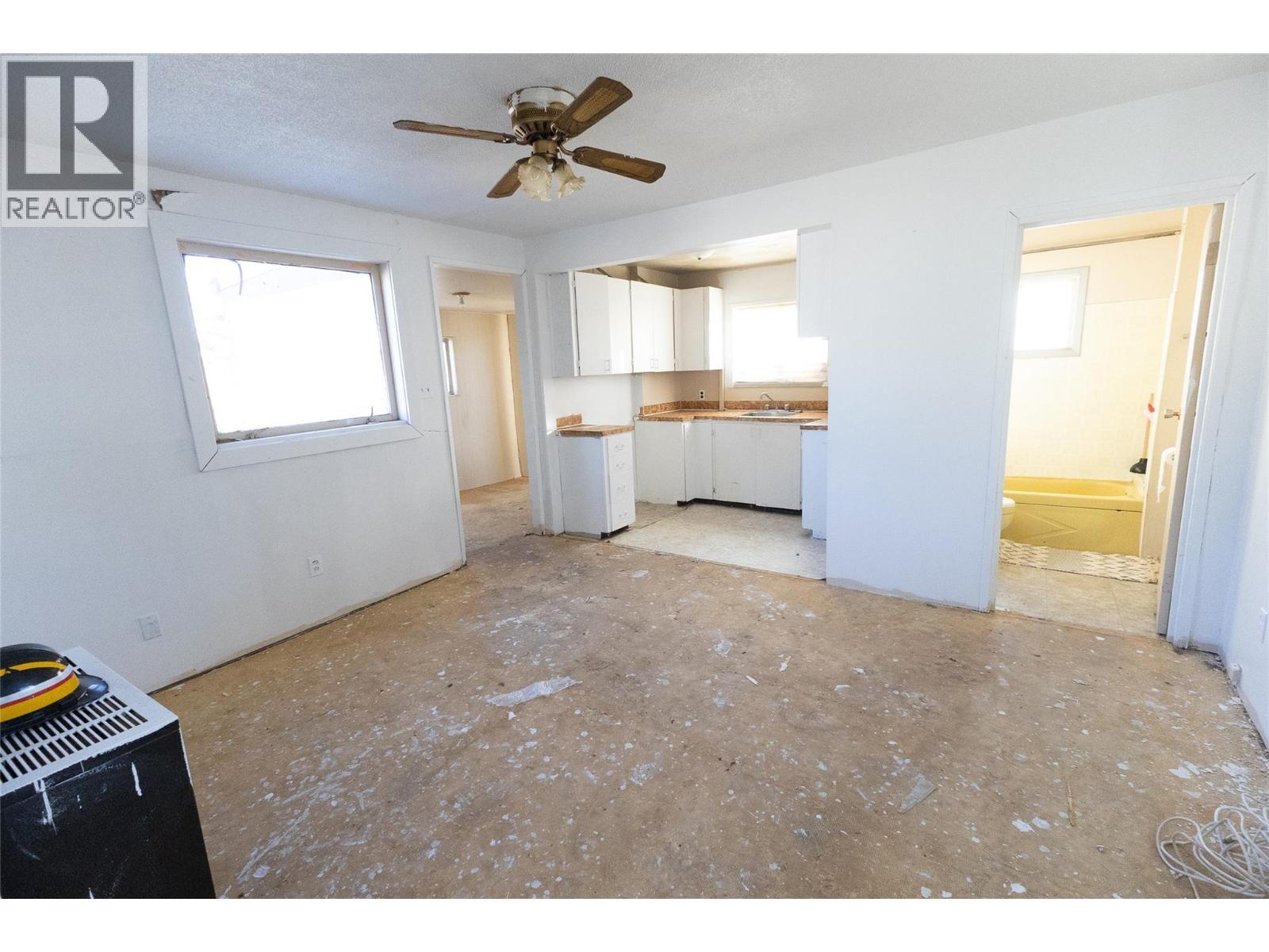 404 99 Avenue, Dawson Creek, BC - Indoor Photo Showing Kitchen