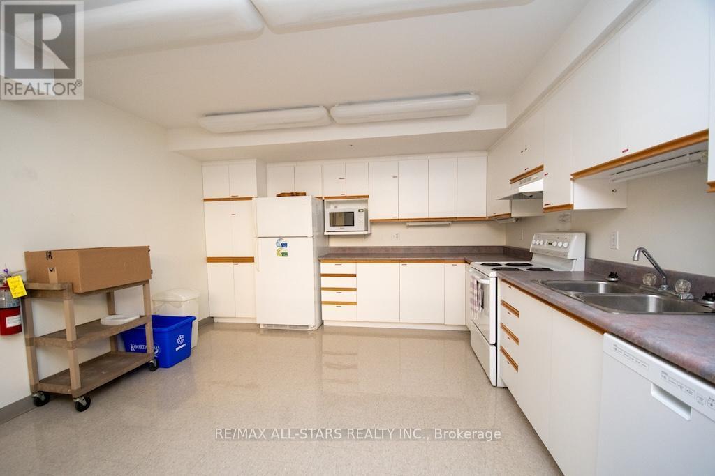 106 - 8 Huron Street, Kawartha Lakes (Lindsay), ON - Indoor Photo Showing Kitchen With Double Sink