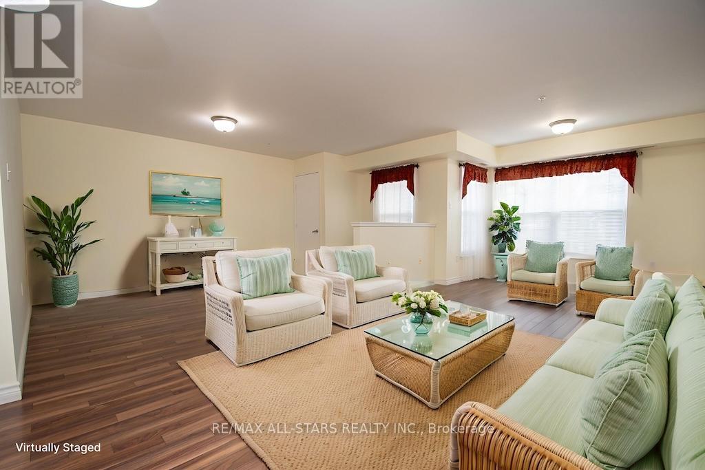 106 - 8 Huron Street, Kawartha Lakes (Lindsay), ON - Indoor Photo Showing Living Room