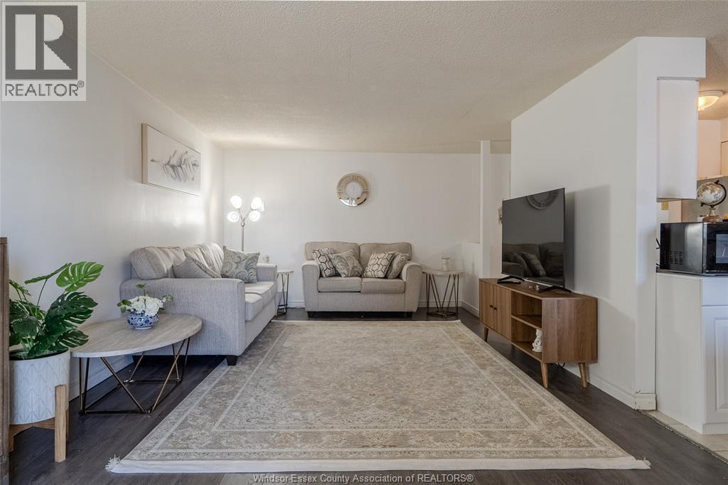 150 Park Street Unit# 702, Windsor, ON - Indoor Photo Showing Living Room