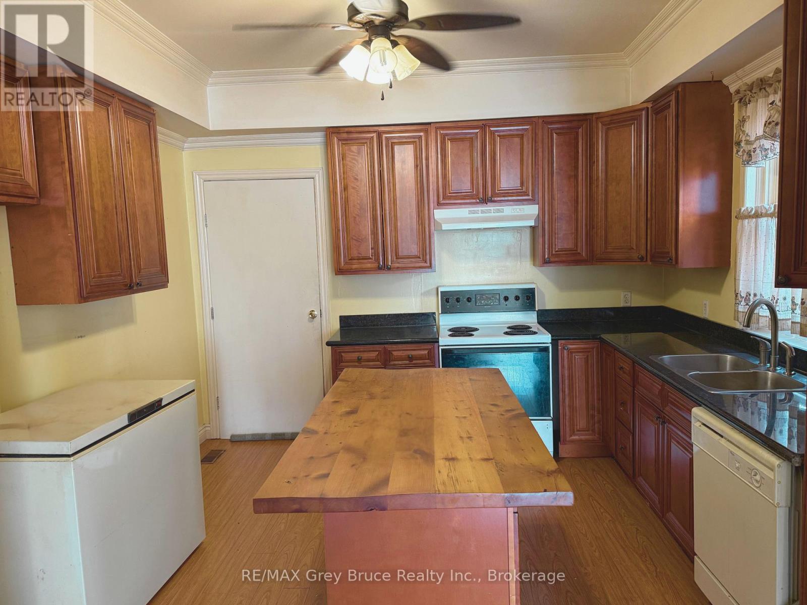 Kitchen - 785 4Th Avenue E, Owen Sound, ON - Indoor Photo Showing Kitchen With Double Sink