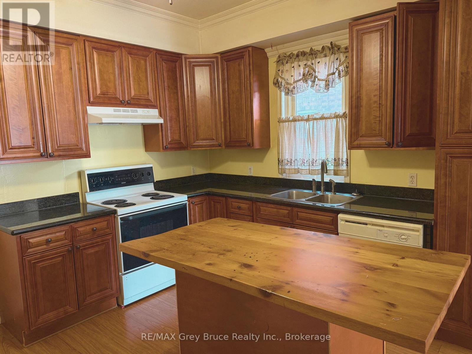 Kitchen - 785 4Th Avenue E, Owen Sound, ON - Indoor Photo Showing Kitchen With Double Sink
