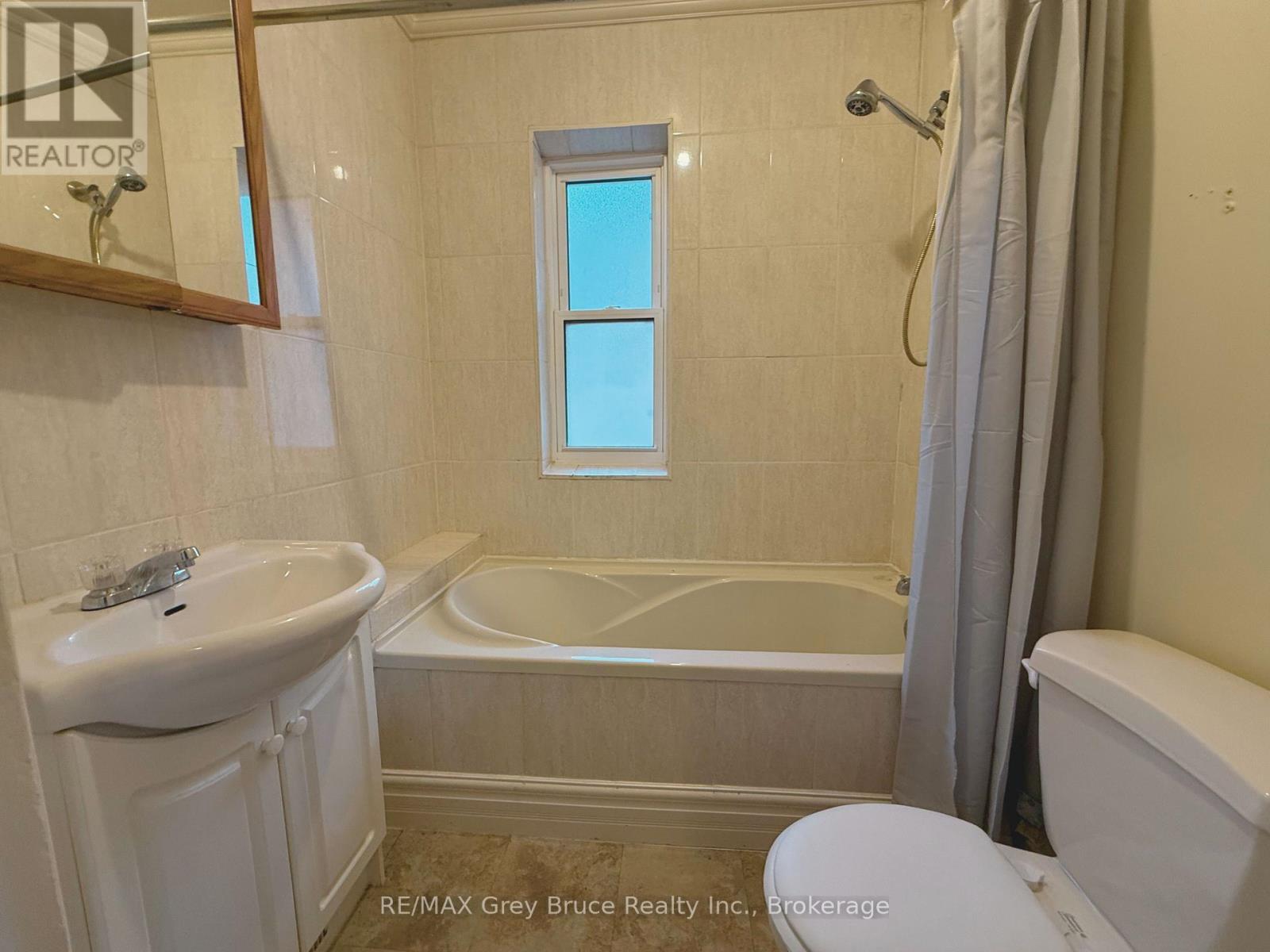 Bathroom #1 - 785 4Th Avenue E, Owen Sound, ON - Indoor Photo Showing Bathroom