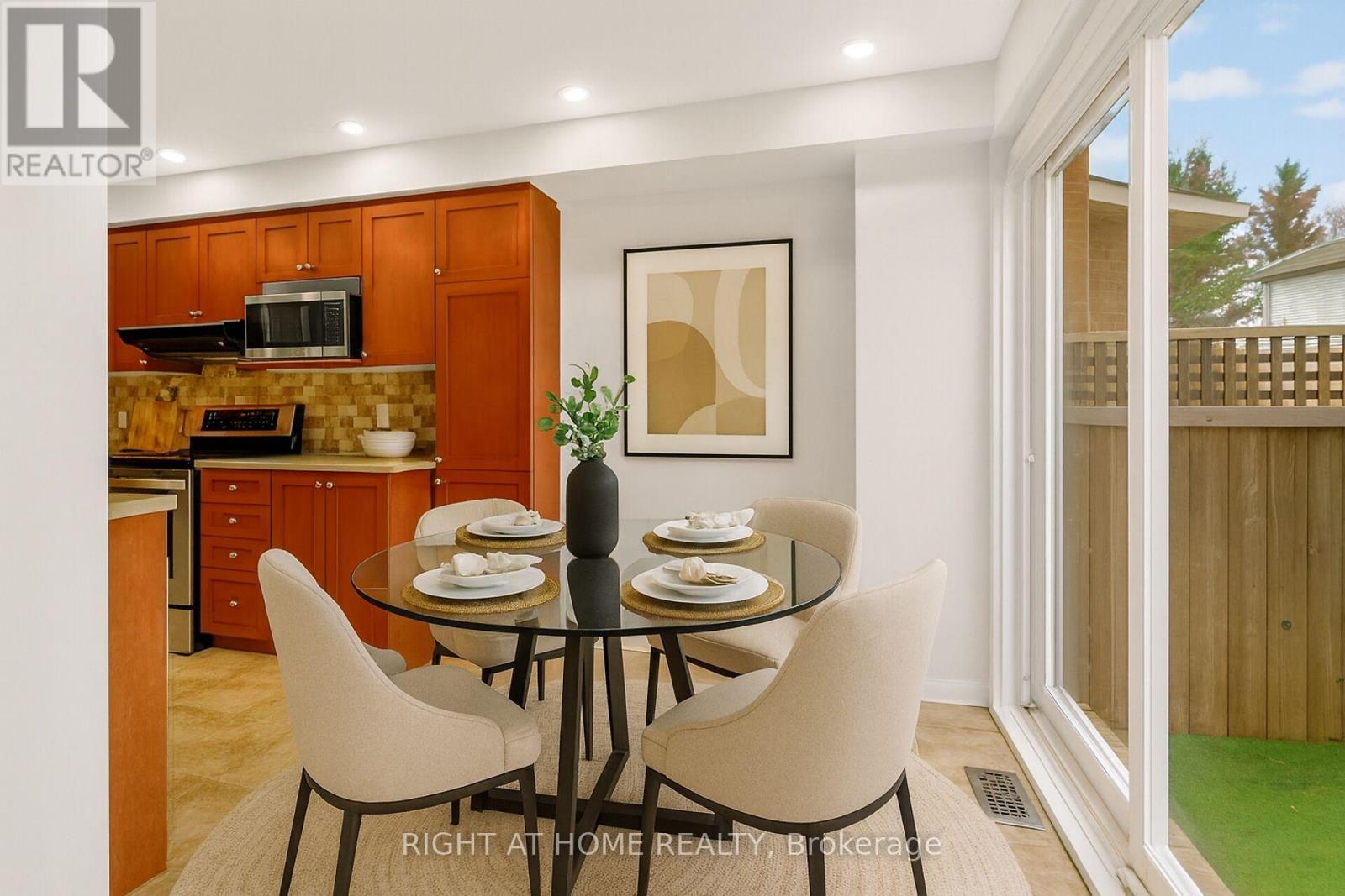 302 Goldridge Drive, Ottawa, ON - Indoor Photo Showing Dining Room