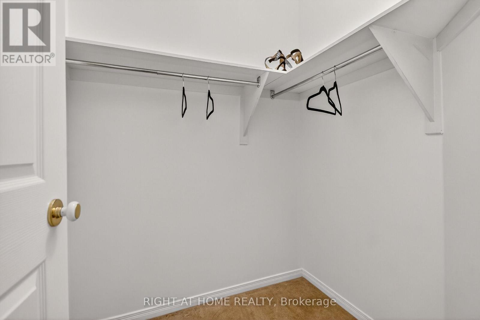 Walk in closet - 302 Goldridge Drive, Ottawa, ON - Indoor