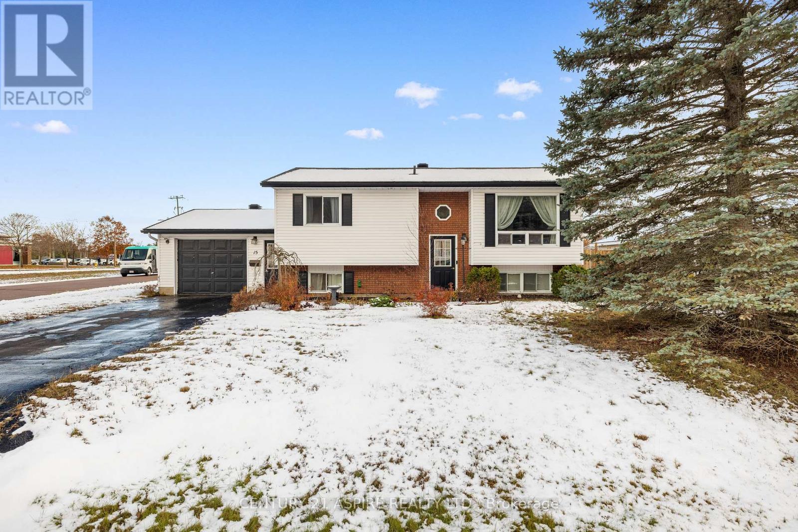 15 Dutch Drive, Petawawa, ON - Outdoor