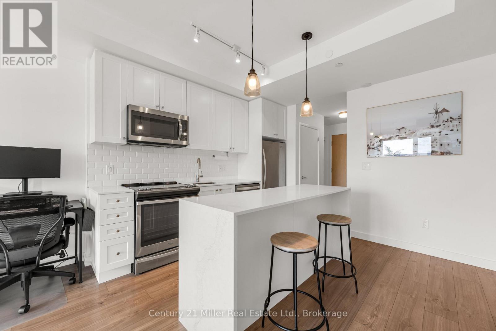 301 - 150 Sabina Drive, Oakville (Go Glenorchy), ON - Indoor Photo Showing Kitchen With Upgraded Kitchen