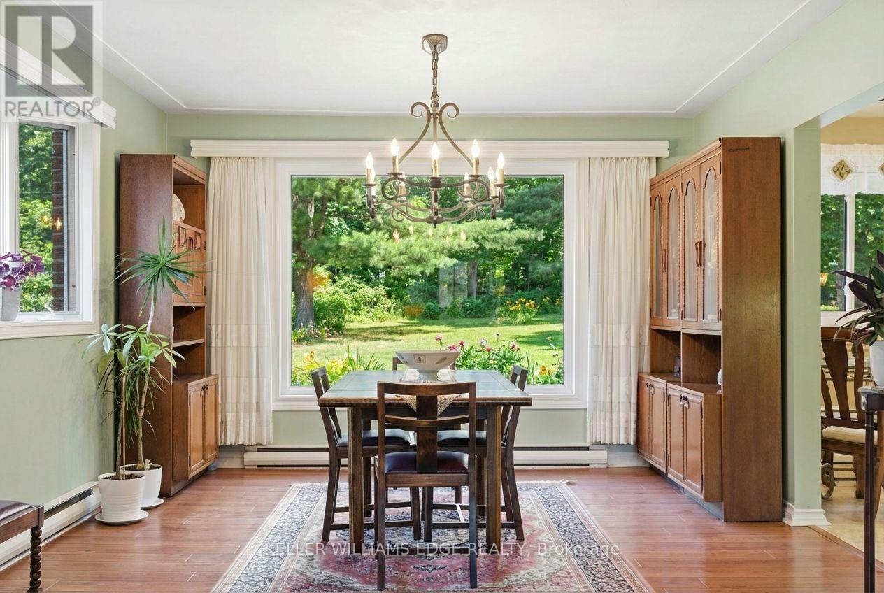 5600 Cedar Springs Road, Burlington, ON - Indoor Photo Showing Dining Room