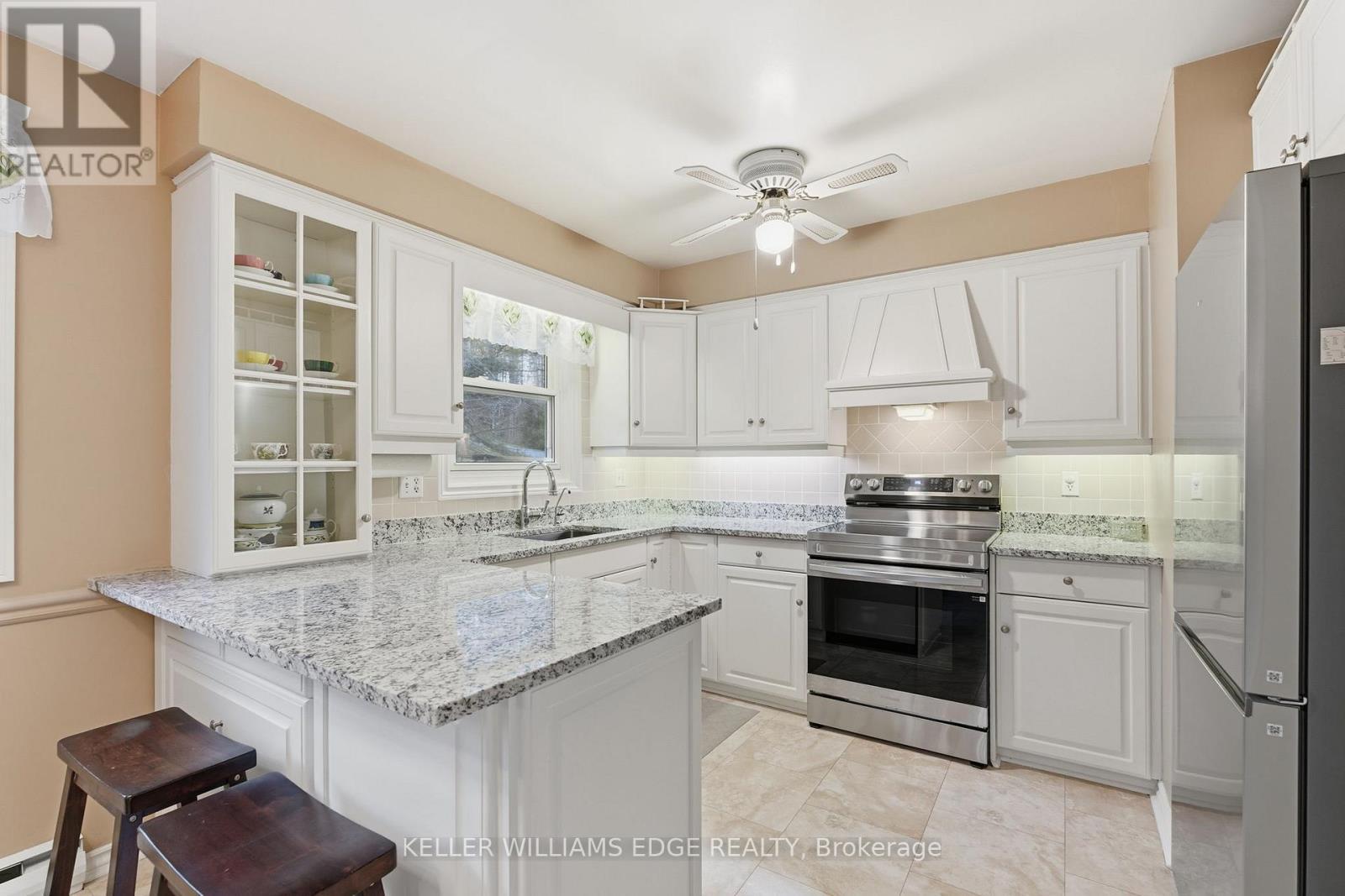5600 Cedar Springs Road, Burlington, ON - Indoor Photo Showing Kitchen