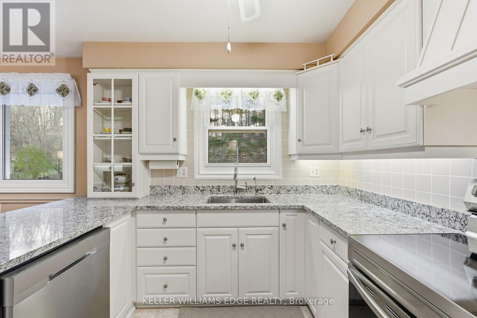 5600 Cedar Springs Road, Burlington, ON - Indoor Photo Showing Kitchen With Upgraded Kitchen
