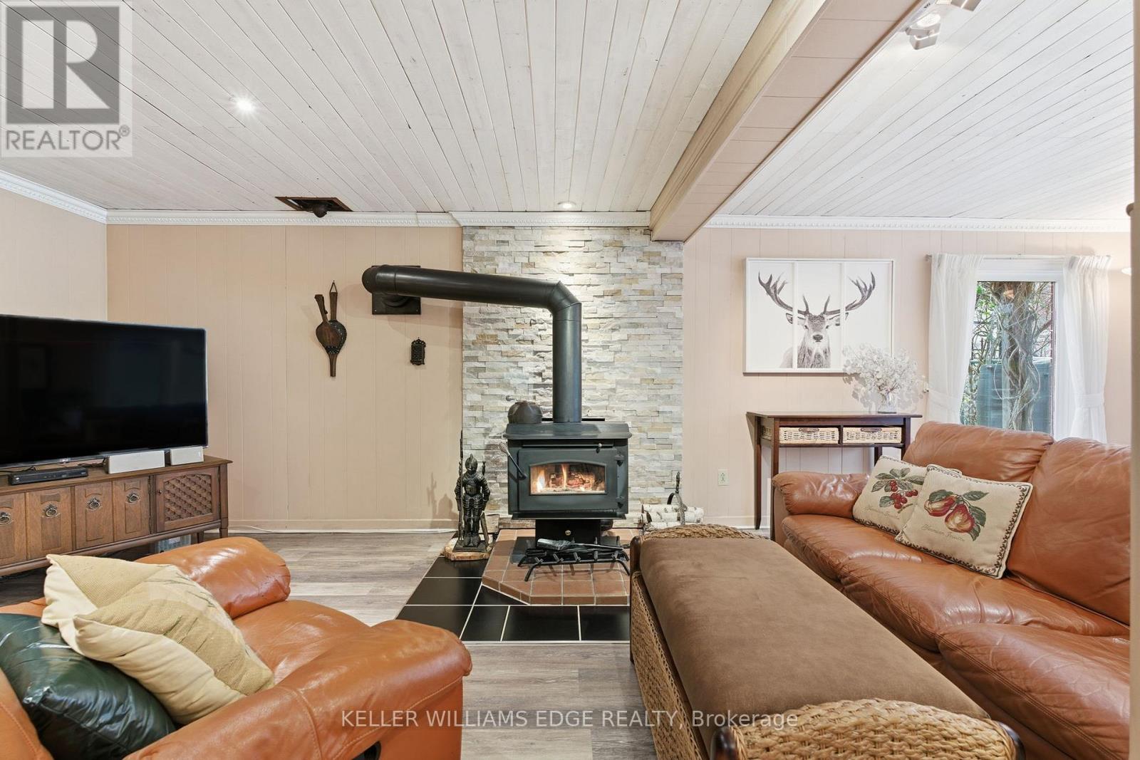 5600 Cedar Springs Road, Burlington, ON - Indoor Photo Showing Living Room With Fireplace