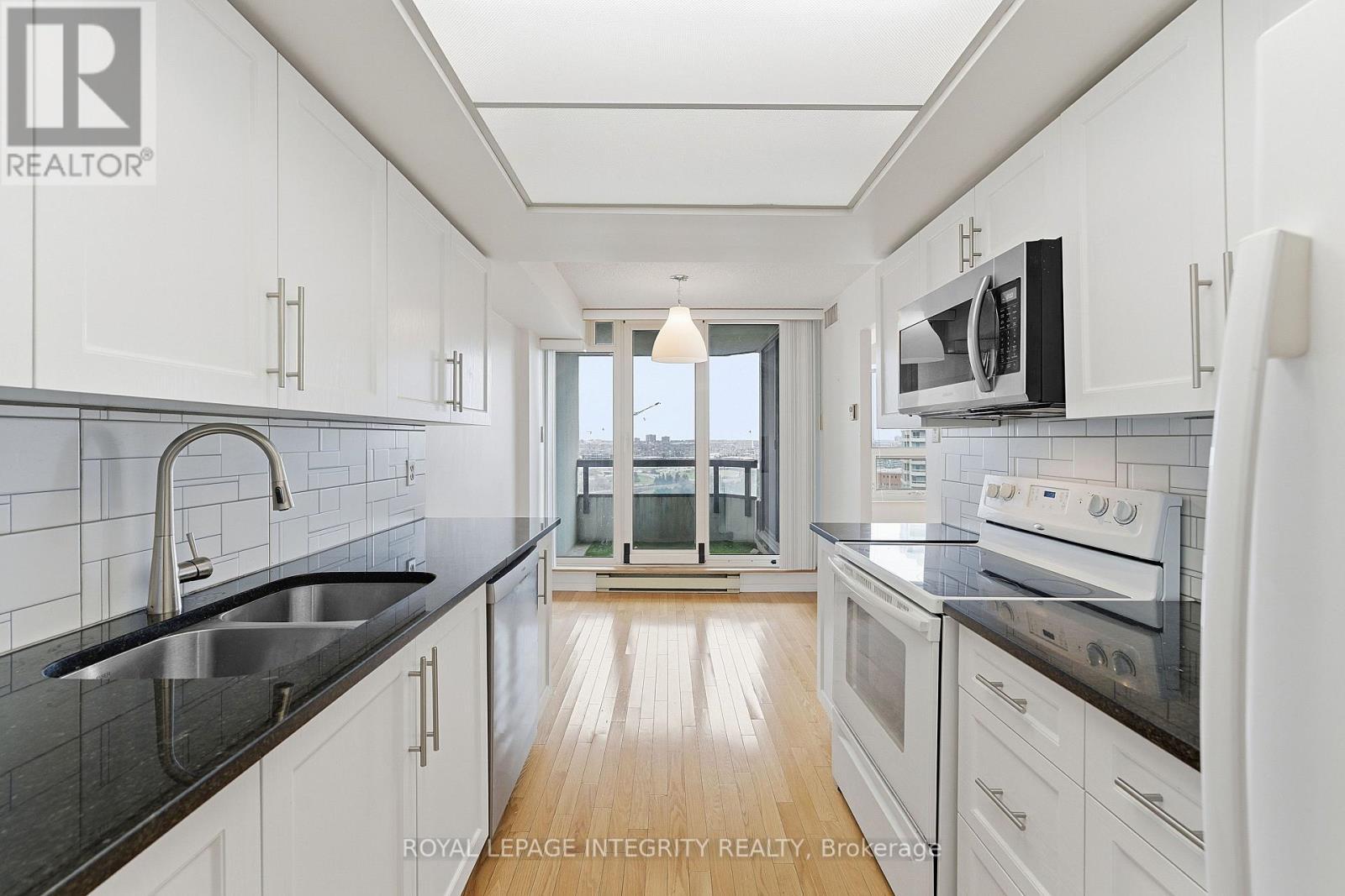 2303 - 1510 Riverside Drive, Ottawa, ON - Indoor Photo Showing Kitchen With Double Sink