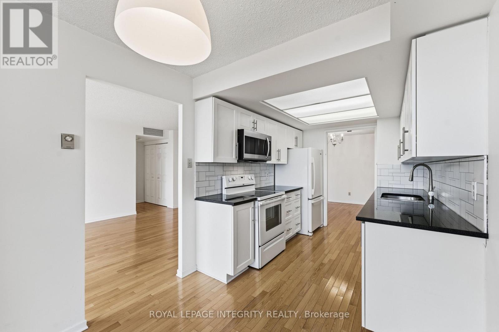 2303 - 1510 Riverside Drive, Ottawa, ON - Indoor Photo Showing Kitchen