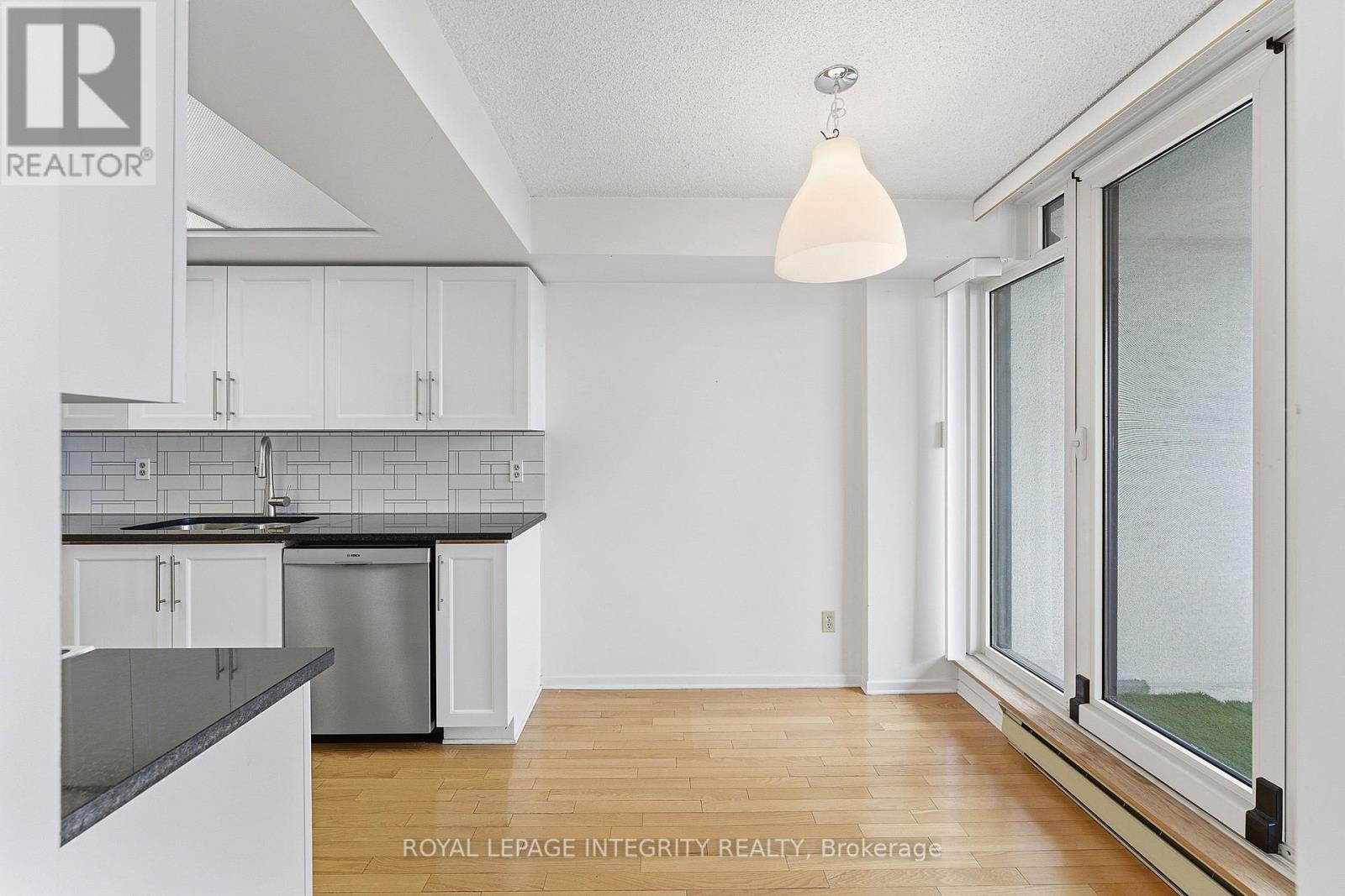 2303 - 1510 Riverside Drive, Ottawa, ON - Indoor Photo Showing Kitchen
