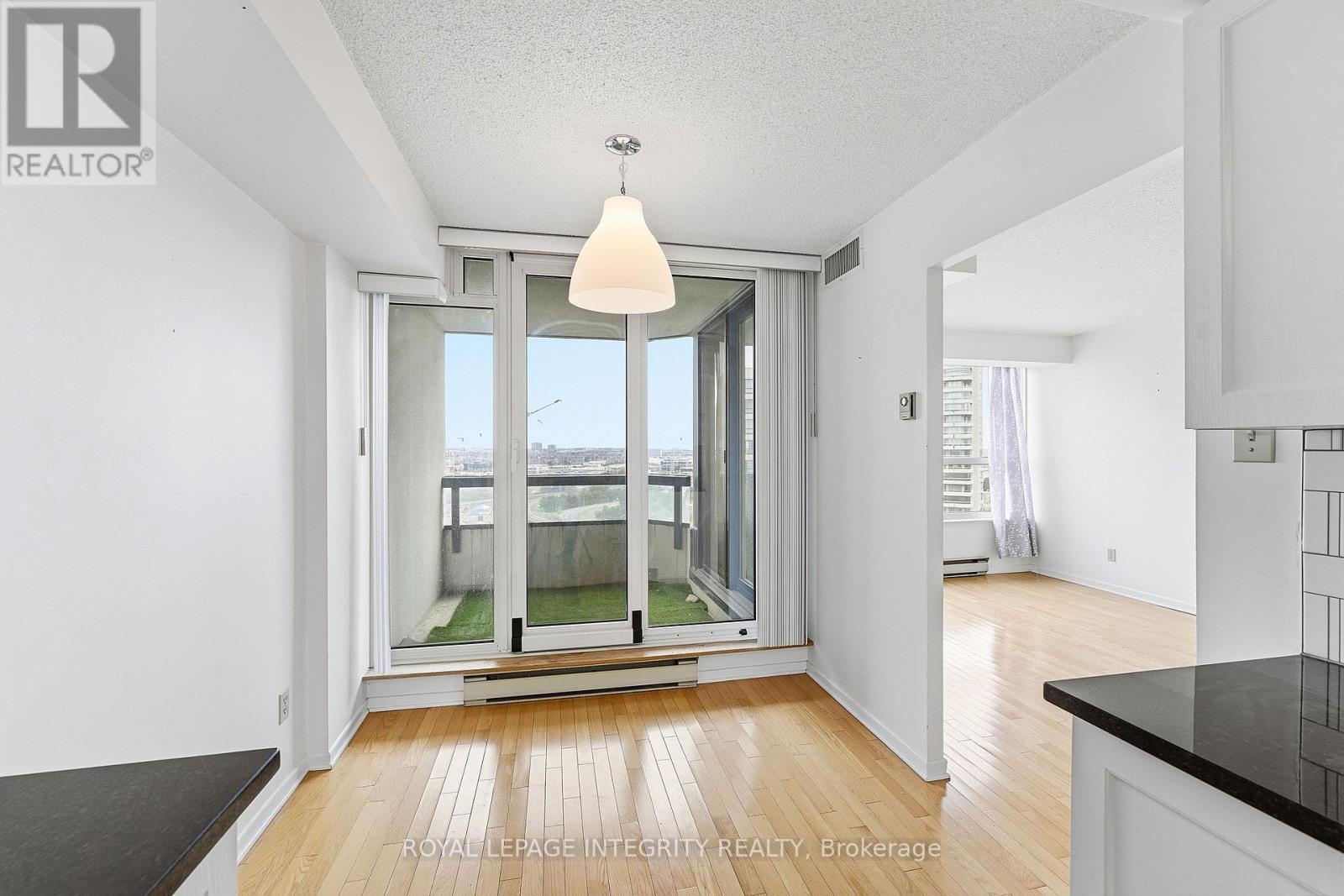 2303 - 1510 Riverside Drive, Ottawa, ON - Indoor