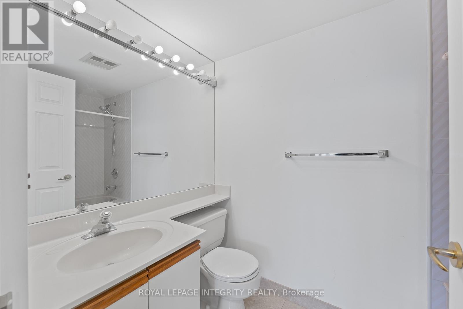 2303 - 1510 Riverside Drive, Ottawa, ON - Indoor Photo Showing Bathroom