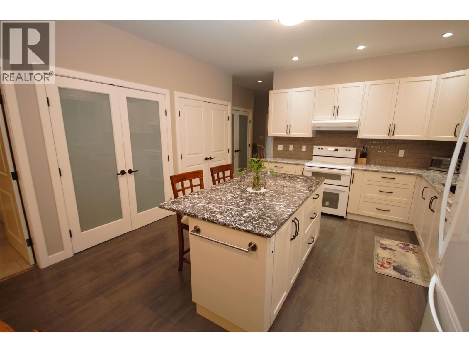 Kitchen - 131 Willows Place, Oliver, BC - Indoor Photo Showing Kitchen