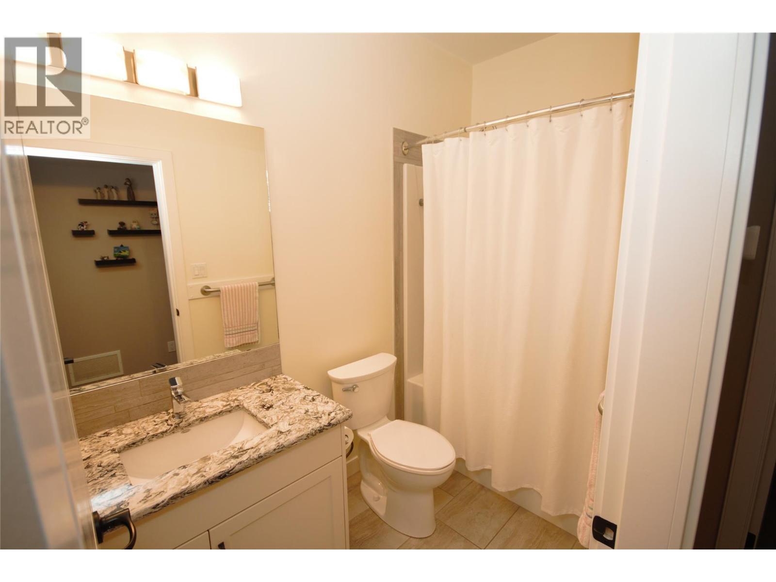 Main Bathroom - 131 Willows Place, Oliver, BC - Indoor Photo Showing Bathroom