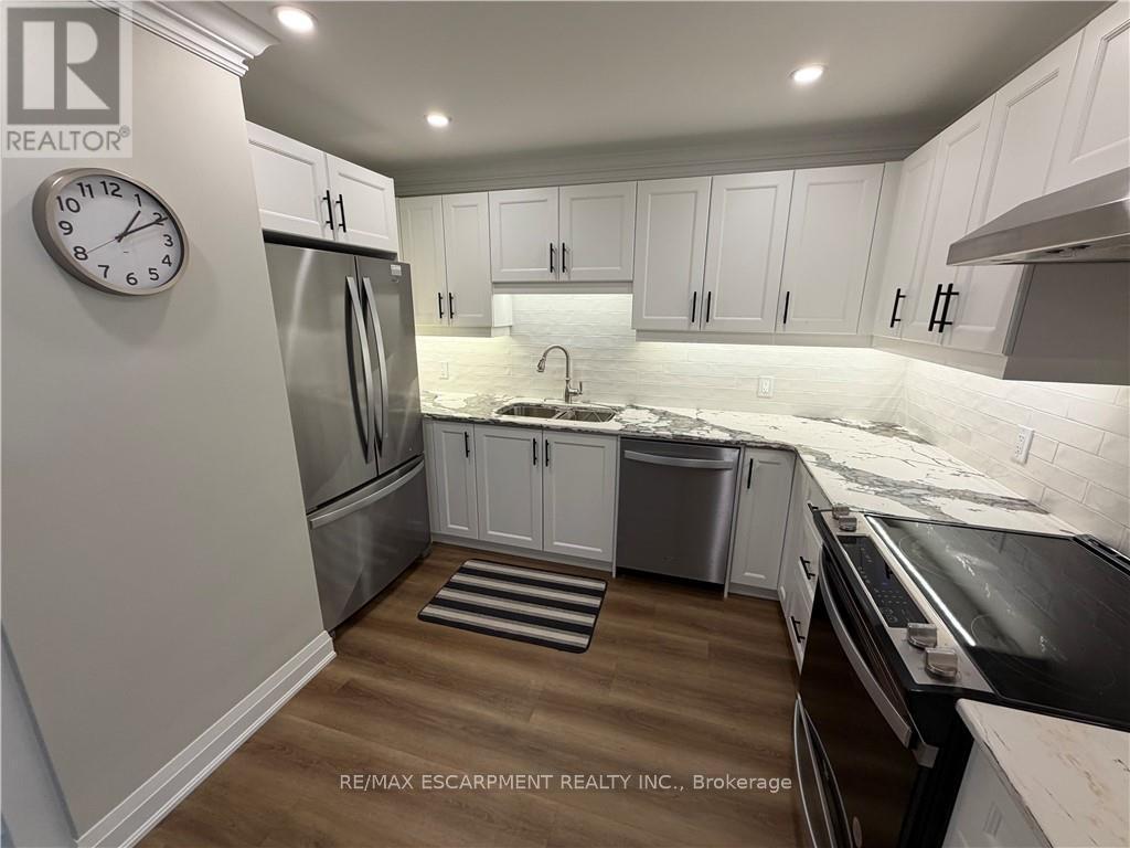 59 Szollosy Circle, Hamilton, ON - Indoor Photo Showing Kitchen With Stainless Steel Kitchen With Upgraded Kitchen
