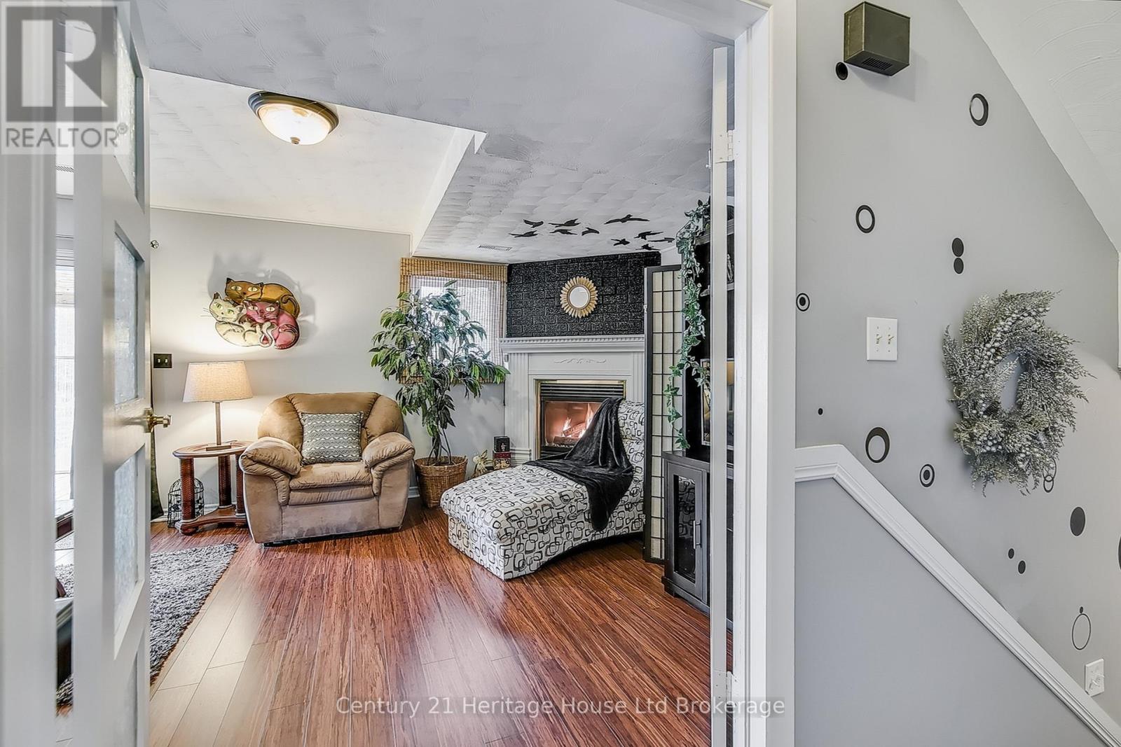 549 Lansdowne Avenue, Woodstock (Woodstock - North), ON - Indoor Photo Showing Other Room With Fireplace