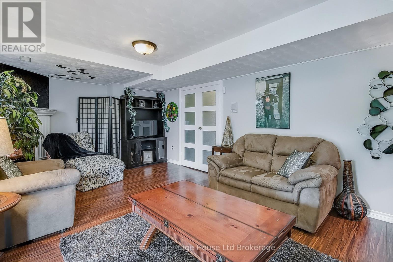 549 Lansdowne Avenue, Woodstock (Woodstock - North), ON - Indoor Photo Showing Living Room