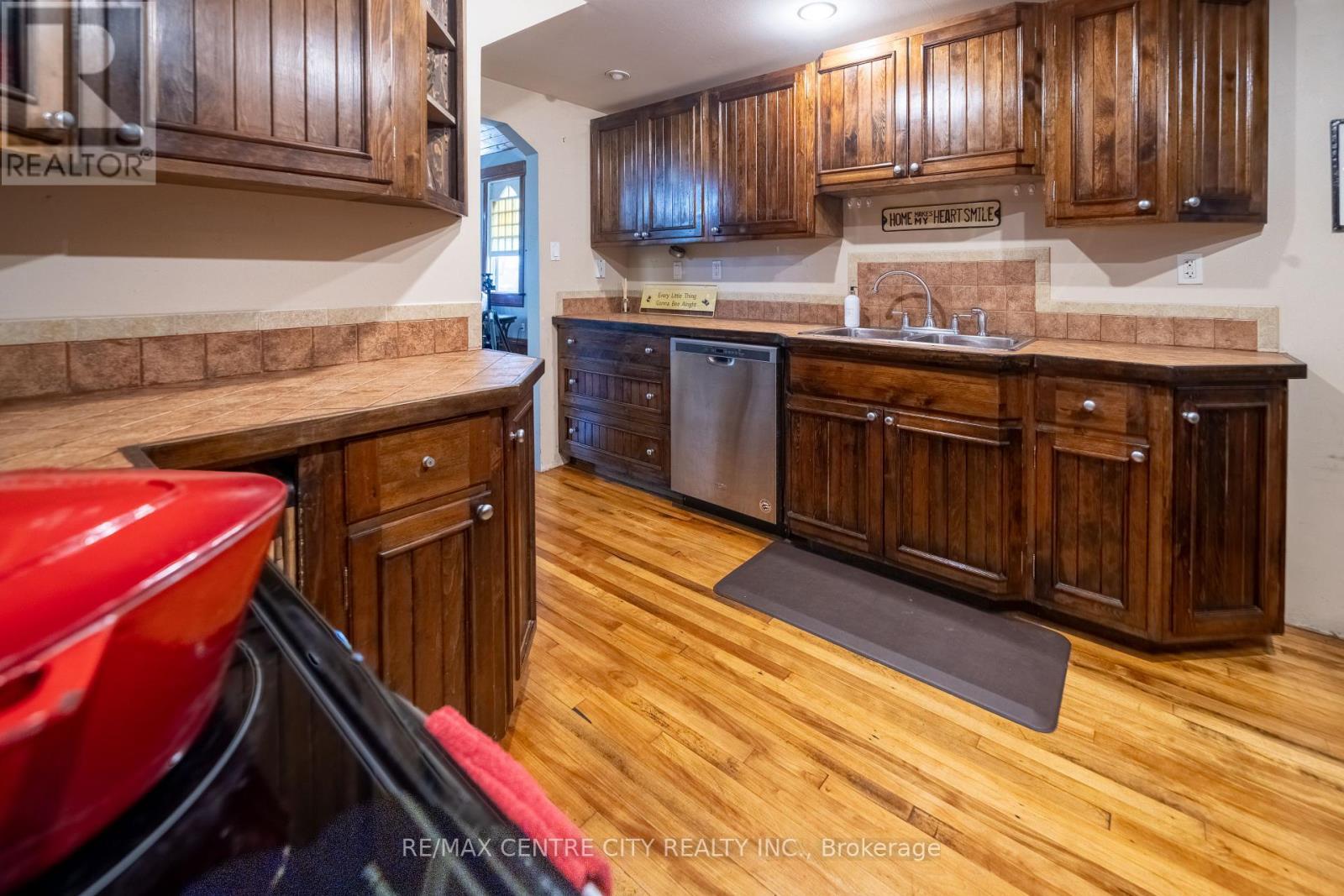 50 High Street W, Strathroy-Caradoc (Sw), ON - Indoor Photo Showing Kitchen With Double Sink