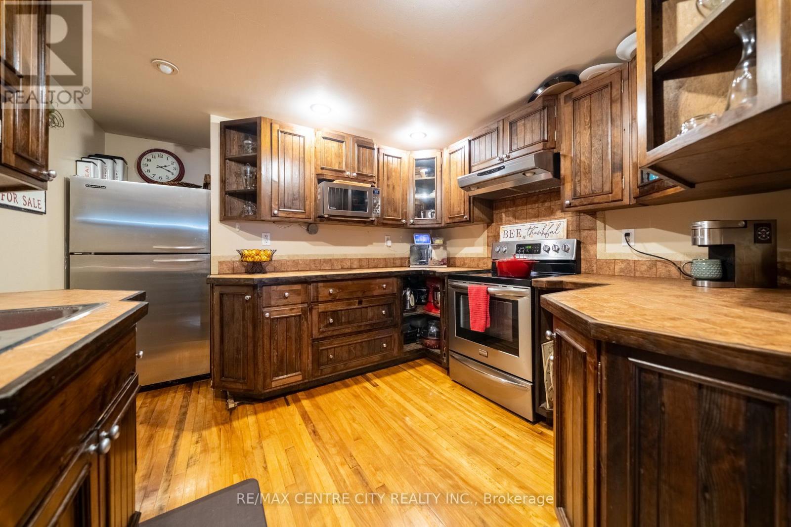 50 High Street W, Strathroy-Caradoc (Sw), ON - Indoor Photo Showing Kitchen