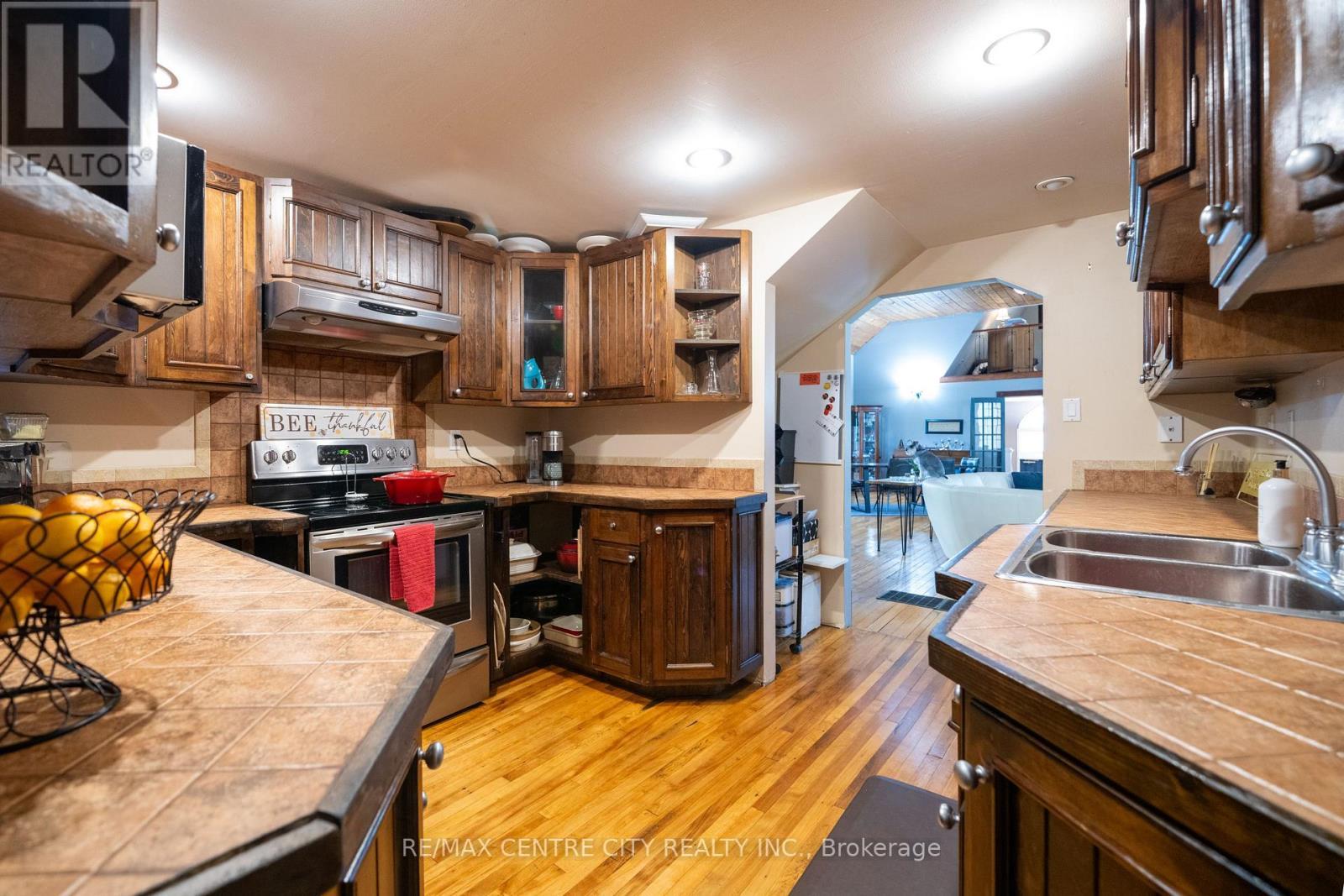 50 High Street W, Strathroy-Caradoc (Sw), ON - Indoor Photo Showing Kitchen With Double Sink