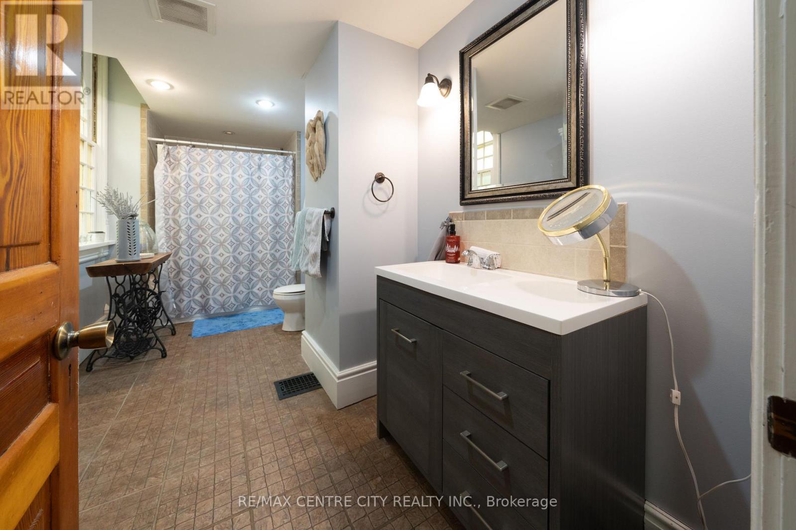 50 High Street W, Strathroy-Caradoc (Sw), ON - Indoor Photo Showing Bathroom