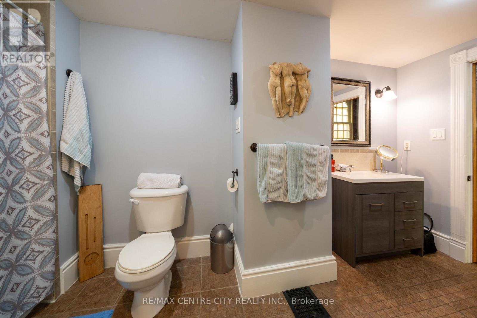 50 High Street W, Strathroy-Caradoc (Sw), ON - Indoor Photo Showing Bathroom