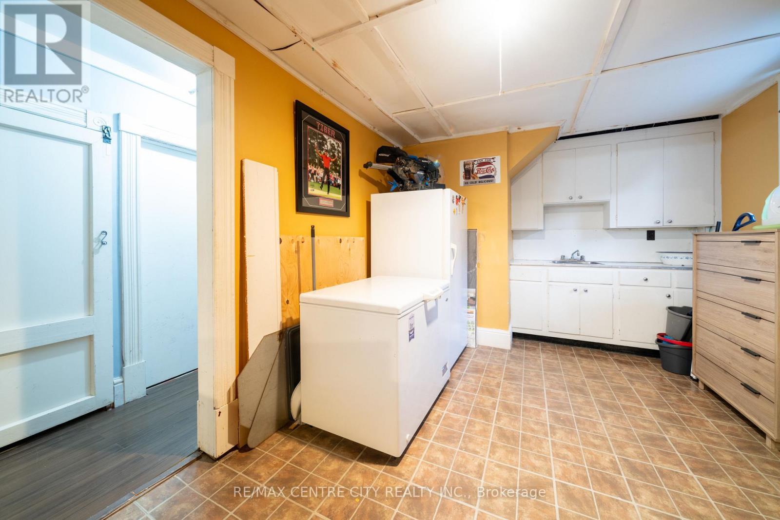50 High Street W, Strathroy-Caradoc (Sw), ON - Indoor Photo Showing Laundry Room