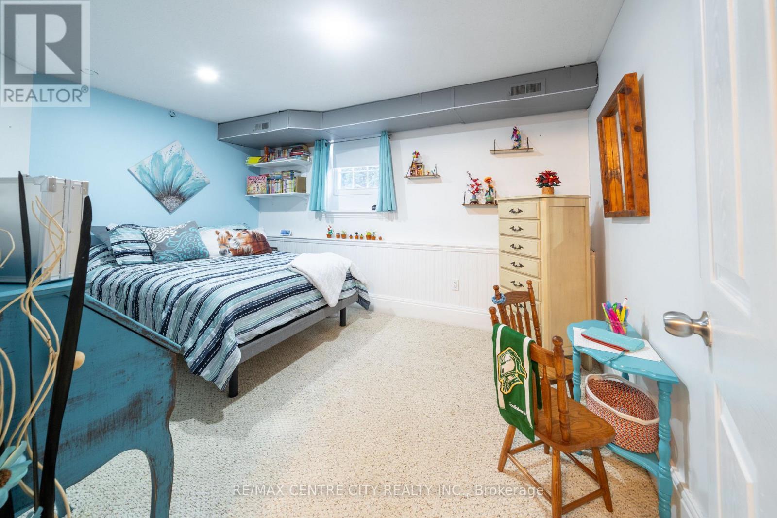 50 High Street W, Strathroy-Caradoc (Sw), ON - Indoor Photo Showing Bedroom