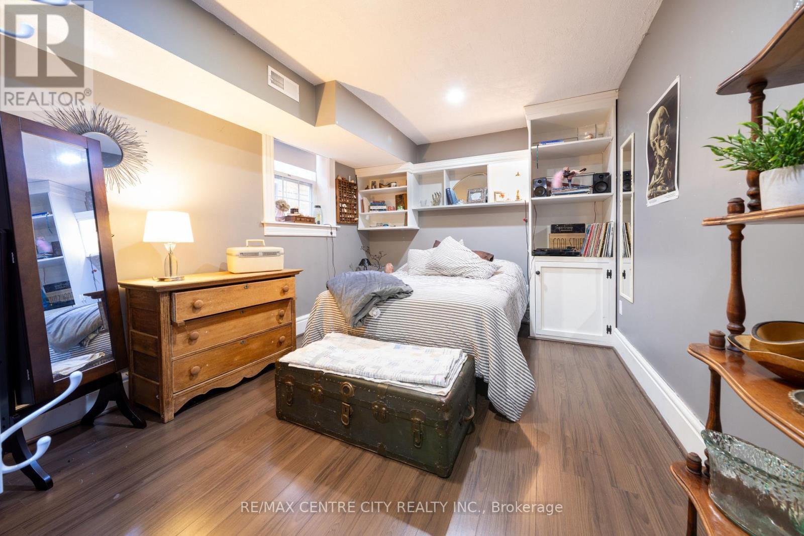 50 High Street W, Strathroy-Caradoc (Sw), ON - Indoor Photo Showing Bedroom