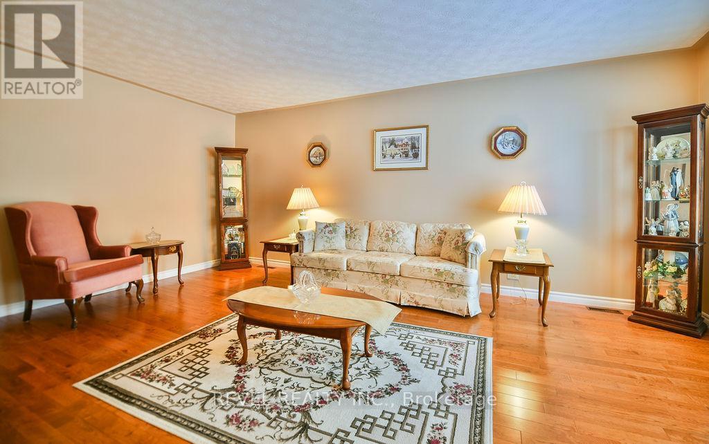 388 Ross Avenue E, Timmins (Tne - North), ON - Indoor Photo Showing Living Room